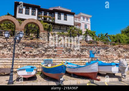 Fischerboote neben dem alten Hafen in Nessebar. Bulgarien Stockfoto