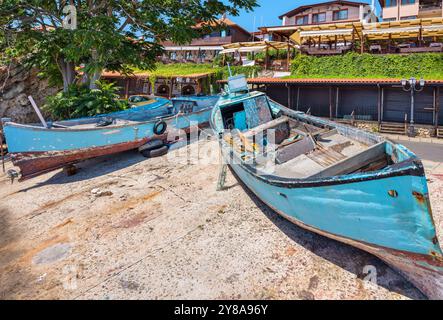 Alte hölzerne Fischerboote im Seehafen. Nessebar, Bulgarien Stockfoto