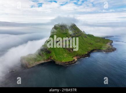 Färöer Inseln Vagar, Luftaufnahme der Drohne bei Sonnenuntergang im Nordatlantik. Färöer, Dänemark, Europa. Drangarnir und Tindholmur Stockfoto