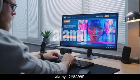 Ein Erwachsener mit Kopfhörern gibt Text in der Chatbot-App für künstliche Intelligenz auf dem PC ein. Fortschrittlicher KI-Bildgenerator erzeugt detaillierte, hochwertige Bilder von Anime-Cyberpunk-Girl. Futuristische generative Kunst. Stockfoto