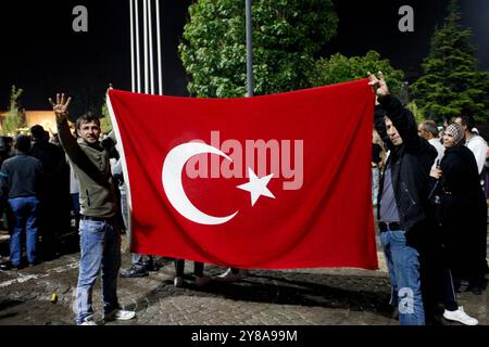 Gaziantep, Turkiye. 28. Mai 2023. Die Anhänger der Partei für Gerechtigkeit und Entwicklung (AK) feiern am Sonntagabend auf der Straße von Gaziantep nach der zweiten Wahlrunde für die Präsidentschaftswahlen. Recep Tayyip Erdoğan bleibt für eine weitere Amtszeit Präsident, nachdem er mit 52,1 Prozent der Stimmen gegen seinen Konkurrenten Kemal Kılıçdaroğlu den Sieg errungen hat Stockfoto