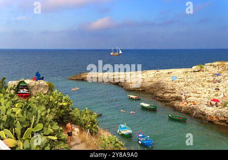 Blick auf den Strand Cala Port'Alga, einen der schönsten Strände in Polignano a Mare Stockfoto