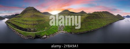 Sonnenuntergang Luftpanorama der Berge und des Ozeans rund um das Dorf Funningur auf den Färöern, dänische Landschaft Stockfoto