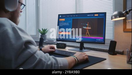 Ein Erwachsener mit Kopfhörern tritt in einem Chatbot mit künstlicher Intelligenz auf dem PC ein. KI-Videogenerator-App generiert detailliertes Video von tanzender Ballerina. Erweiterte KI-generierte Videoerstellung Stockfoto