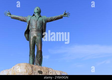 Das Denkmal erhielt Domenico Modugno, einen italienischen Sänger, in Polignano a Mare Stockfoto