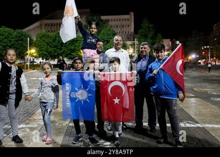 Gaziantep, Turkiye. 28. Mai 2023. Die Anhänger der Partei für Gerechtigkeit und Entwicklung (AK) feiern am Sonntagabend auf der Straße von Gaziantep nach der zweiten Wahlrunde für die Präsidentschaftswahlen. Recep Tayyip Erdoğan bleibt für eine weitere Amtszeit Präsident, nachdem er mit 52,1 Prozent der Stimmen gegen seinen Konkurrenten Kemal Kılıçdaroğlu den Sieg errungen hat Stockfoto