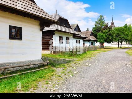 Alte traditionelle Holzhäuser des Dorfes Pribylina in der Region Liptow - Slowakei Stockfoto