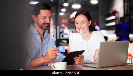 Paare Shopping Online Auf Laptop Im Café Stockfoto