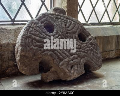 Kopf eines alten Radkreuzes, wahrscheinlich aus der Zeit von King Canute, Innere der All Saints Kirche, Mears Ashby Village, Northamptonshire, Großbritannien Stockfoto