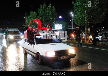 Gaziantep, Turkiye. 28. Mai 2023. Die Anhänger der Partei für Gerechtigkeit und Entwicklung (AK) feiern am Sonntagabend auf der Straße von Gaziantep nach der zweiten Wahlrunde für die Präsidentschaftswahlen. Recep Tayyip Erdoğan bleibt für eine weitere Amtszeit Präsident, nachdem er mit 52,1 Prozent der Stimmen gegen seinen Konkurrenten Kemal Kılıçdaroğlu den Sieg errungen hat Stockfoto
