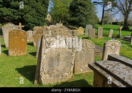 Alte Grabsteine auf dem Friedhof von All Saints im Dorf Mears Ashby, Northamptonshire, Großbritannien Stockfoto