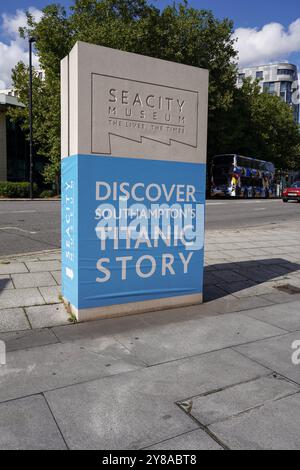 Schild für das Sea City Museum in Southampton. Sehenswürdigkeit der Titanic-Geschichte. Southampton England 13. September 2024 Stockfoto