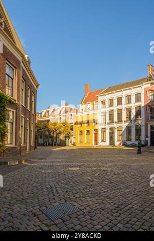 Pieterskerkhof im Pieterswijk im Zentrum von Leiden an einem sonnigen Tag Stockfoto