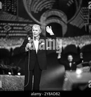 Der niederländische Schauspieler und Sänger Johannes Jopie Heesters bei seinem Auftritt in der vierten Folge der Samstagabendshow ein Kessel Buntes im Friedrichstadtpalast, Berlin 1972. 91020000002 Stockfoto