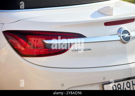 Minsk, Weißrussland, 18. September 2024: Opel Cascada Cabrio, viersitziges Stoffdach Cabrio, hergestellt und vermarktet von Opel für Modelljahre Stockfoto