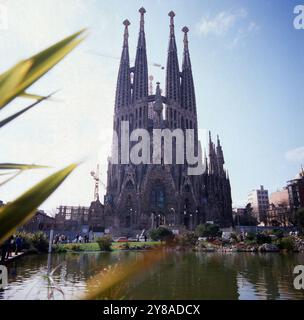 Blick auf die Kathedrale La Sagrada Familia in Barcelona, Spanien um 1986. 90010000041 Stockfoto