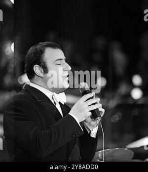 Der deutsche Schauspieler, Schriftsteller und Sänger Manfred Krug bei einem Auftritt im Friedrichstadtpalast, Ost-Berlin 1960er Jahre. 91020000017 Stockfoto