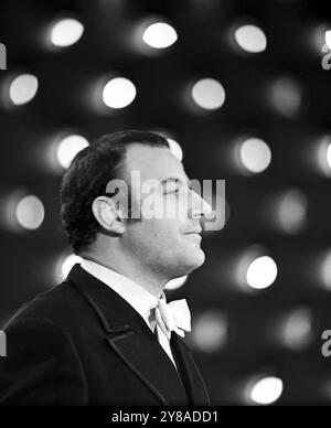 Der deutsche Schauspieler, Schriftsteller und Sänger Manfred Krug bei einem Auftritt im Friedrichstadtpalast, Ost-Berlin 1960er Jahre. 91020000018 Stockfoto