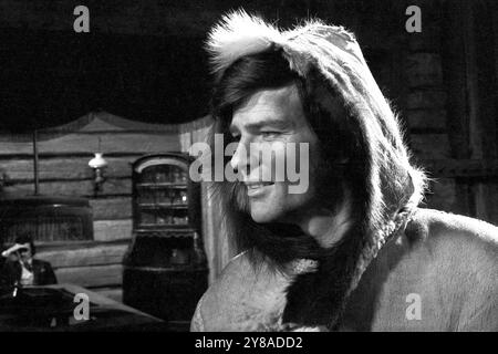 Der US-amerikanische Schauspieler, Sänger, Drehbuchautor und Regisseur Dean Cyril Reed, der ab 1972 in der DDR lebte, am Set von Kit & Co, DDR 1974. 91020000014 Stockfoto