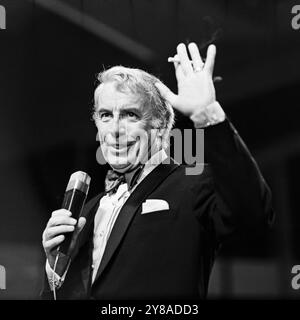 Der niederländische Schauspieler und Sänger Johannes Jopie Heesters bei seinem Auftritt in der vierten Folge der Samstagabendshow ein Kessel Buntes im Friedrichstadtpalast, Berlin 1972. 91020000005 Stockfoto