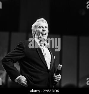 Der niederländische Schauspieler und Sänger Johannes Jopie Heesters bei seinem Auftritt in der vierten Folge der Samstagabendshow ein Kessel Buntes im Friedrichstadtpalast, Berlin 1972. 91020000006 Stockfoto