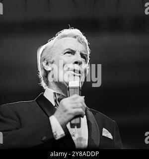 Der niederländische Schauspieler und Sänger Johannes Jopie Heesters bei seinem Auftritt in der vierten Folge der Samstagabendshow ein Kessel Buntes im Friedrichstadtpalast, Berlin 1972. 91020000007 Stockfoto