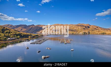 Loch Ailort Lochaber Scotland Buchten in einer Lachsfischzucht und die Serviceboote am oberen Ende des Loch Stockfoto