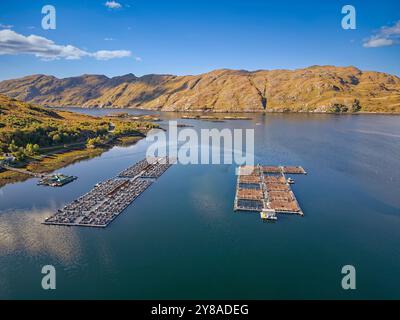Loch Ailort Lochaber Scotland die Reihen von Buchten in einer Fischzucht am oberen Ende des Loch weit vom offenen Meer entfernt Stockfoto