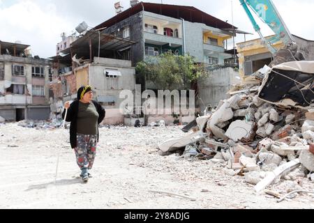 Antakya, Turkiye. April 2023. Ein Anschein von Leben in der türkischen Stadt Antakya inmitten der Trümmer und Zerstörungen, die durch das Erdbeben der Stärke 7,8 verursacht wurden, das Turkije und Syrien am 6. Februar 2023 heimsuchte. Zehn Provinzen waren von dem Beben und seinen Nachbeben in Turkiye betroffen, wobei die Stadt Antakya und die umliegende Provinz Hatay zu den am stärksten betroffenen Gebieten zählten Stockfoto