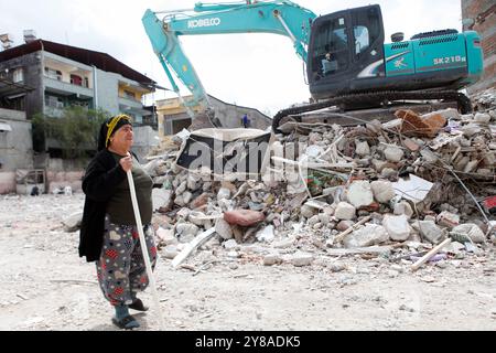 Antakya, Turkiye. April 2023. Ein Anschein von Leben in der türkischen Stadt Antakya inmitten der Trümmer und Zerstörungen, die durch das Erdbeben der Stärke 7,8 verursacht wurden, das Turkije und Syrien am 6. Februar 2023 heimsuchte. Zehn Provinzen waren von dem Beben und seinen Nachbeben in Turkiye betroffen, wobei die Stadt Antakya und die umliegende Provinz Hatay zu den am stärksten betroffenen Gebieten zählten Stockfoto