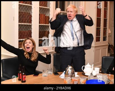 London, Großbritannien. Dezember 2019. Image © lizenziert für Parsons Media. Boris Johnson Unleashed Book Pictures. Boris Johnson Wahlabend. Der britische Premierminister Boris Johnson und seine Partnerin Carrie Symonds sehen die Wahlergebnisse 2019 im Fernsehen in seiner Studie in Downing Street 10, als er bei der absoluten Mehrheit gewinnt Stockfoto