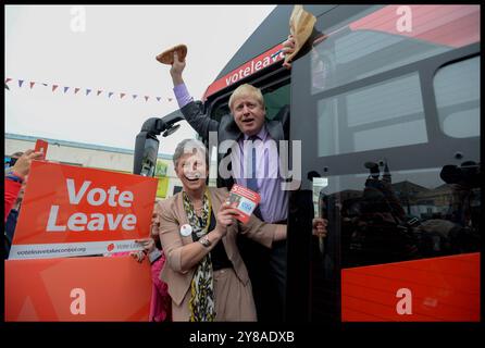 London, Großbritannien. Mai 2016. Image © lizenziert für Parsons Media. Boris Johnson Unleashed Book Pictures. 11/05/2016. Truro, Vereinigtes Königreich. Boris Johnson - Vote Leave Bus Tour. Der frühere Bürgermeister von London Boris Johnson startet die Vote Leave Bus Tour in Truro, Cornwall, mit Gisela Stuart Abgeordneter. Boris Johnson unterstützt die Brexit-Kampagne, die mit dem Bus durch das Land reist. Foto: andrew parsons/Alamy Live News Stockfoto