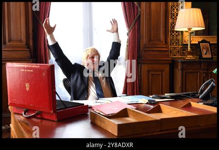 London, Großbritannien. Juli 2016. Image © lizenziert für Parsons Media. Boris Johnson Unleashed Book Pictures. 14/07/2016. London, Vereinigtes Königreich. Boris Johnson, Außenminister. Außenminister Boris Johnson arbeitete an seinem neuen Schreibtisch in seinem Büro im Auswärtigen Amt, nachdem er zum Außenminister im Kabinett ernannt wurde Stockfoto