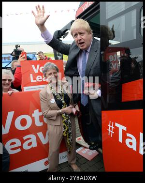 London, Großbritannien. Mai 2016. Image © lizenziert für Parsons Media. Boris Johnson Unleashed Book Pictures. 11/05/2016. Truro, Vereinigtes Königreich. Boris Johnson - Vote Leave Bus Tour. Der frühere Bürgermeister von London Boris Johnson startet die Vote Leave Bus Tour in Truro, Cornwall, mit Gisela Stuart Abgeordneter. Boris Johnson unterstützt die Brexit-Kampagne, die mit dem Bus durch das Land reist. Foto: andrew parsons/Alamy Live News Stockfoto