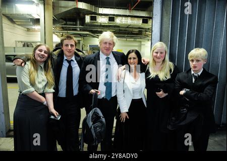 London, Großbritannien. Mai 2012. Image © lizenziert für Parsons Media. Boris Johnson Unleashed Book Pictures. 05/05/2012 - der Bürgermeister von London Boris Johnson mit seiner Familie im Rathaus in der Nacht, in der er seine zweite Amtszeit als Londoner Bürgermeister gewann, am 5. Mai 2012 in London, Großbritannien. Foto: andrew parsons/Alamy Live News Stockfoto