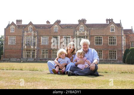 London, Großbritannien. August 2022. Image © lizenziert für Parsons Media. Boris Johnson Unleashed Book Pictures. 27/08/2022. London, Vereinigtes Königreich. Boris und Carrie mit Wilfred und Romey am letzten Wochenende in Chequers , bevor Boris als Premierminister zurücktritt . Foto: andrew parsons/Alamy Live News Stockfoto