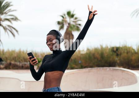 afroamerikanerin lächelnd Happy Listening Song Stockfoto