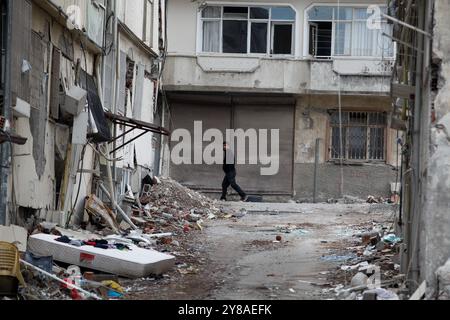 Antakya, Turkiye. April 2023. Ein Anschein von Leben in der türkischen Stadt Antakya inmitten der Trümmer und Zerstörungen, die durch das Erdbeben der Stärke 7,8 verursacht wurden, das Turkije und Syrien am 6. Februar 2023 heimsuchte. Zehn Provinzen waren von dem Beben und seinen Nachbeben in Turkiye betroffen, wobei die Stadt Antakya und die umliegende Provinz Hatay zu den am stärksten betroffenen Gebieten zählten Stockfoto