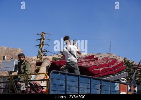 Oktober 2024, Masnaa (Libanon, Syrische Grenze Cr, Masnaa (Libanon, syrische Grenze CR, Libanon: Autos und Busse an der Grenze zwischen Libanon und Syrien am Donnerstag, als Menschen aufgrund der andauernden israelischen Luftangriffe flohen. (Kreditbild: © Timothy Wolfer/ZUMA Press Wire) NUR REDAKTIONELLE VERWENDUNG! Nicht für kommerzielle ZWECKE! Stockfoto