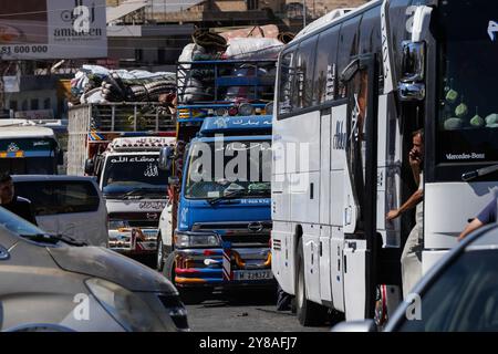 Oktober 2024, Masnaa (Libanon, Syrische Grenze Cr, Masnaa (Libanon, syrische Grenze CR, Libanon: Autos und Busse an der Grenze zwischen Libanon und Syrien am Donnerstag, als Menschen aufgrund der andauernden israelischen Luftangriffe flohen. (Kreditbild: © Timothy Wolfer/ZUMA Press Wire) NUR REDAKTIONELLE VERWENDUNG! Nicht für kommerzielle ZWECKE! Stockfoto