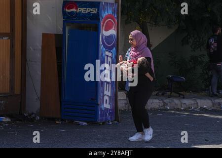 Oktober 2024, Masnaa (Libanon, Syrische Grenze Cr, Masnaa (Libanon, syrische Grenze CR, Libanon: Autos und Busse an der Grenze zwischen Libanon und Syrien am Donnerstag, als Menschen aufgrund der andauernden israelischen Luftangriffe flohen. (Kreditbild: © Timothy Wolfer/ZUMA Press Wire) NUR REDAKTIONELLE VERWENDUNG! Nicht für kommerzielle ZWECKE! Stockfoto