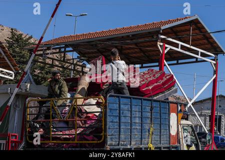 Oktober 2024, Masnaa (Libanon, Syrische Grenze Cr, Masnaa (Libanon, syrische Grenze CR, Libanon: Autos und Busse an der Grenze zwischen Libanon und Syrien am Donnerstag, als Menschen aufgrund der andauernden israelischen Luftangriffe flohen. (Kreditbild: © Timothy Wolfer/ZUMA Press Wire) NUR REDAKTIONELLE VERWENDUNG! Nicht für kommerzielle ZWECKE! Stockfoto