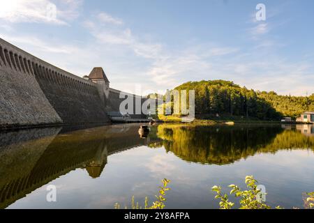 Blick auf den Mohnesee-Damm in der Herbstsonne Stockfoto