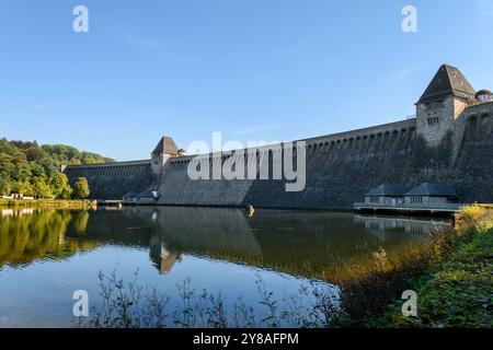 Blick auf den Mohnesee-Damm in der Herbstsonne Stockfoto