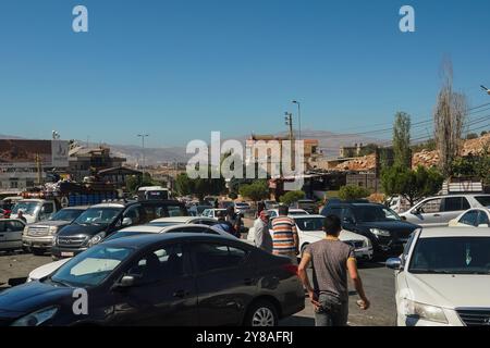 Oktober 2024, Masnaa (Libanon, Syrische Grenze Cr, Masnaa (Libanon, syrische Grenze CR, Libanon: Autos und Busse an der Grenze zwischen Libanon und Syrien am Donnerstag, als Menschen aufgrund der andauernden israelischen Luftangriffe flohen. (Kreditbild: © Timothy Wolfer/ZUMA Press Wire) NUR REDAKTIONELLE VERWENDUNG! Nicht für kommerzielle ZWECKE! Stockfoto