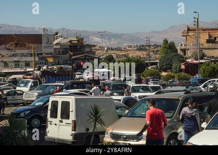 Oktober 2024, Masnaa (Libanon, Syrische Grenze Cr, Masnaa (Libanon, syrische Grenze CR, Libanon: Autos und Busse an der Grenze zwischen Libanon und Syrien am Donnerstag, als Menschen aufgrund der andauernden israelischen Luftangriffe flohen. (Kreditbild: © Timothy Wolfer/ZUMA Press Wire) NUR REDAKTIONELLE VERWENDUNG! Nicht für kommerzielle ZWECKE! Stockfoto