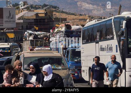 Oktober 2024, Masnaa (Libanon, Syrische Grenze Cr, Masnaa (Libanon, syrische Grenze CR, Libanon: Autos und Busse an der Grenze zwischen Libanon und Syrien am Donnerstag, als Menschen aufgrund der andauernden israelischen Luftangriffe flohen. (Kreditbild: © Timothy Wolfer/ZUMA Press Wire) NUR REDAKTIONELLE VERWENDUNG! Nicht für kommerzielle ZWECKE! Stockfoto