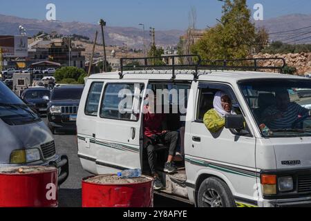 Oktober 2024, Masnaa (Libanon, Syrische Grenze Cr, Masnaa (Libanon, syrische Grenze CR, Libanon: Autos und Busse an der Grenze zwischen Libanon und Syrien am Donnerstag, als Menschen aufgrund der andauernden israelischen Luftangriffe flohen. (Kreditbild: © Timothy Wolfer/ZUMA Press Wire) NUR REDAKTIONELLE VERWENDUNG! Nicht für kommerzielle ZWECKE! Stockfoto