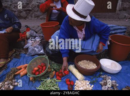 Eine Frau, die Gemüse verkauft, Pisac Market, Peru. Stockfoto