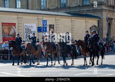 München, Trachten-und Schuetzenzug zum 189. Oktoberfest auf der Theresienwiese, Reiterstaffel Polizeipraesidium München *** München, Trachten und Parade zum 189. Oktoberfest auf der Theresienwiese, Münchner Polizeipräsidium Staffel Stockfoto